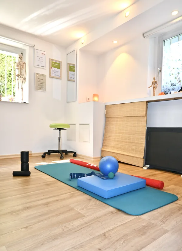 Behandlungsraum mit Therapiematte und Übungsequipment – Praxis KörperBalance Aalen