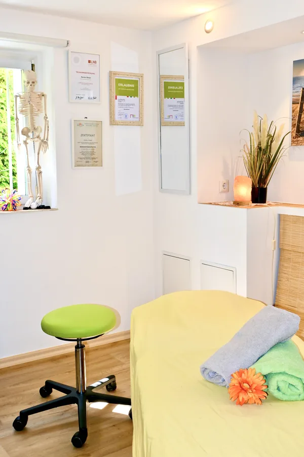 Massagebereich mit Zertifikaten an der Wand – Heilpraktikerin Aalen